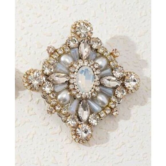 Beautiful Victorian Style Lapel Clip - Picture 1 of 7